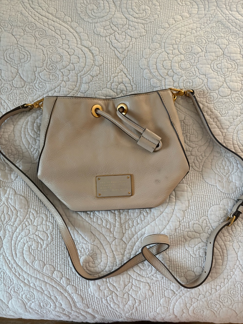 Marc by Marc Jacobs Beige Leather Drawstring Shoulder Bag with Gold Hardware